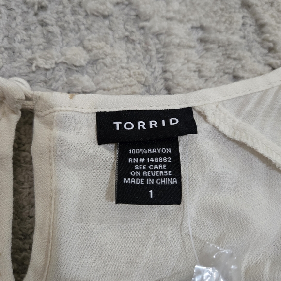 Sold Short Sleeve Blouse with Star Embroidery Torrid - Picture 4 of 5